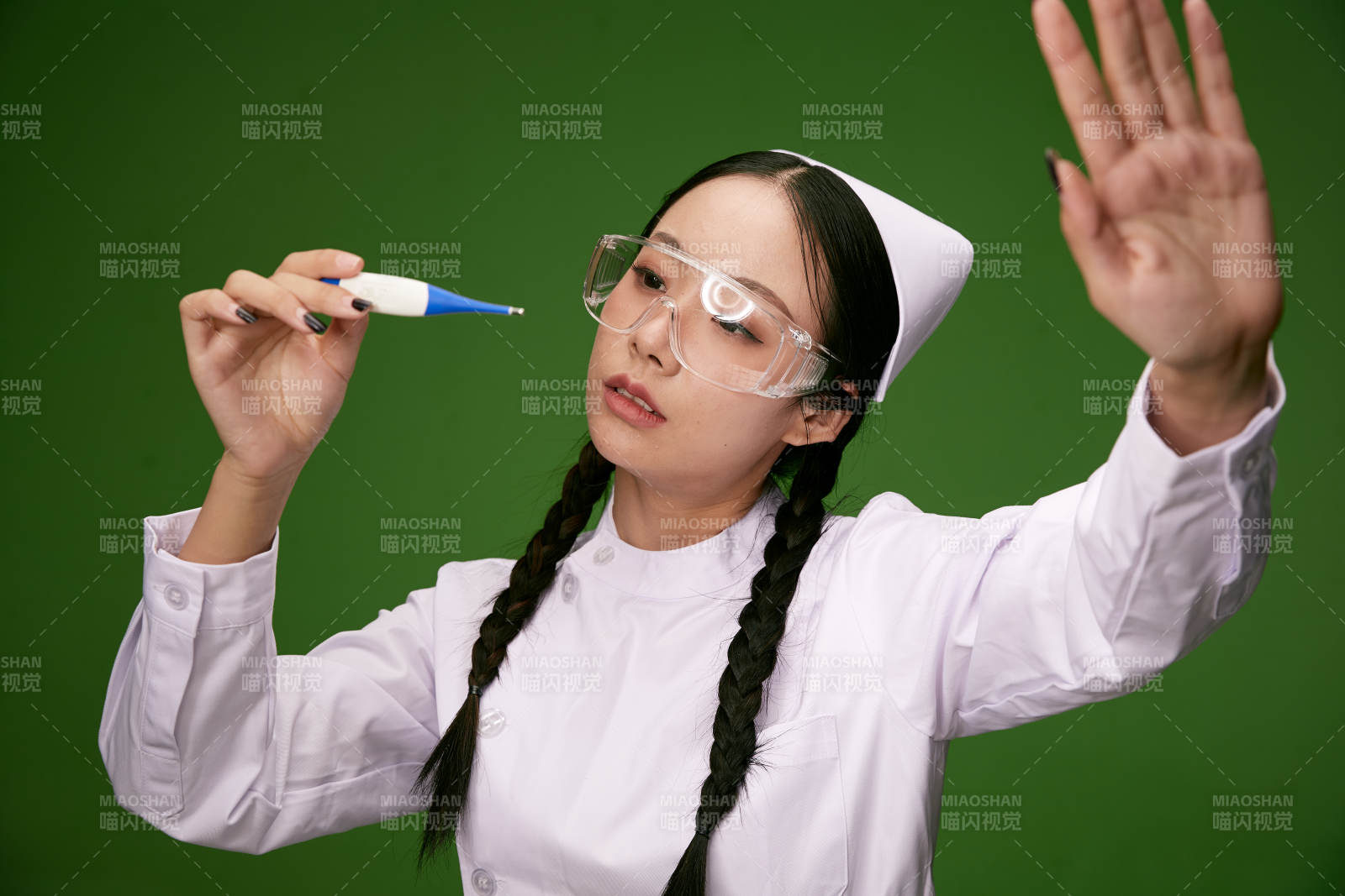 身穿白色护士服的年轻护士形象