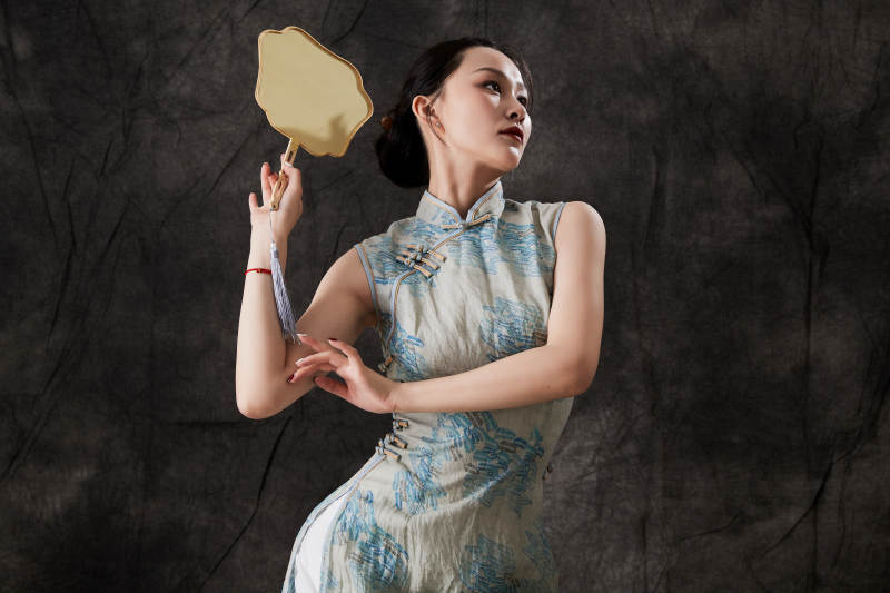 穿着中式旗袍的亚洲少女