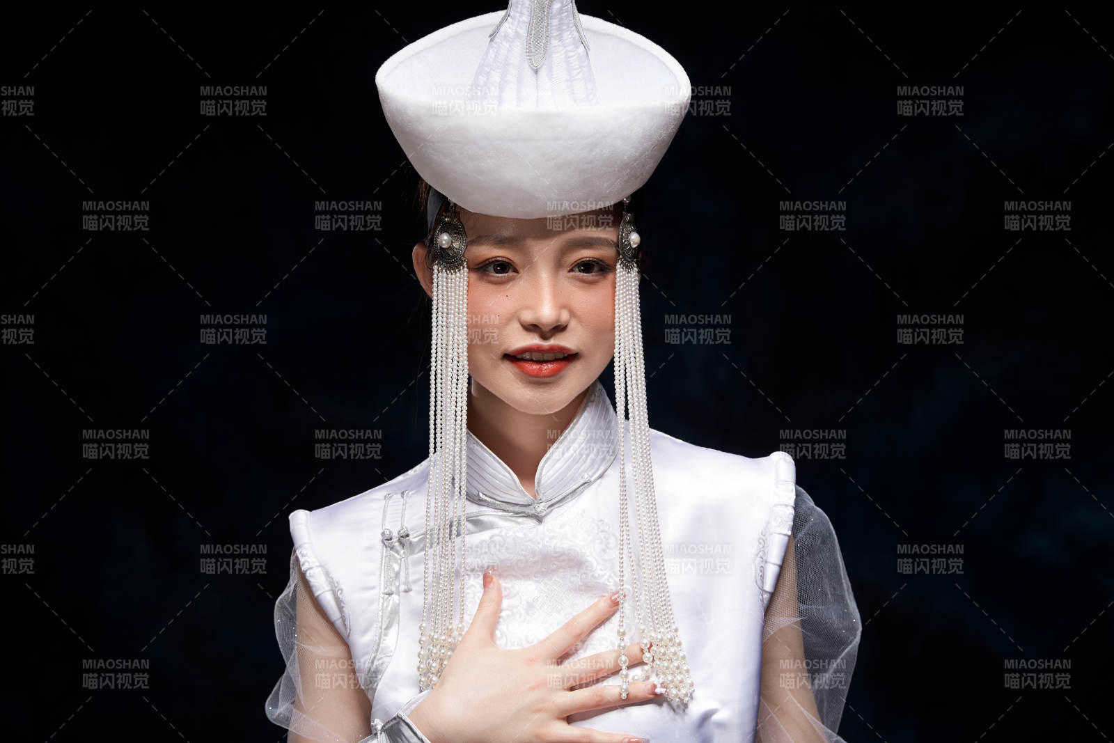 穿著蒙古族服飾的亞洲青年女性