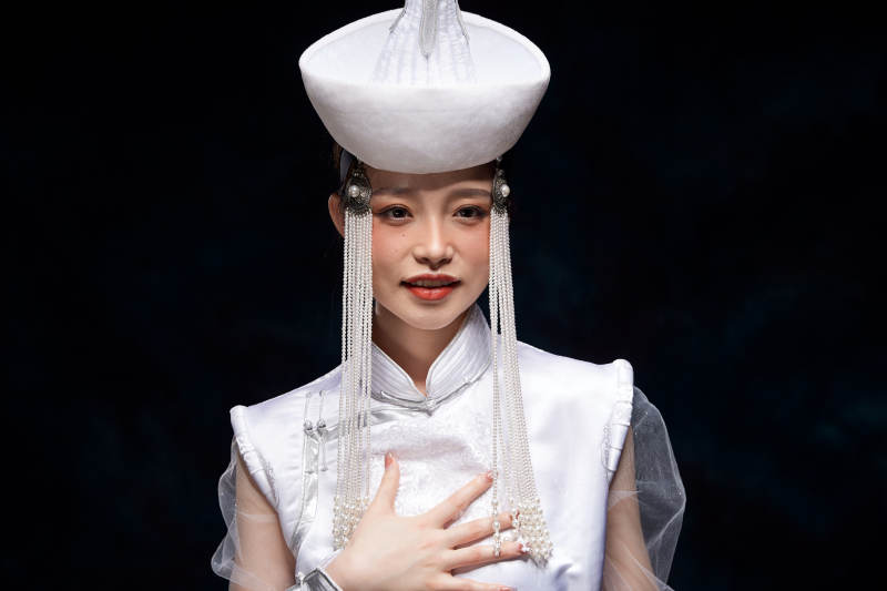 穿着蒙古族服饰的亚洲青年女性