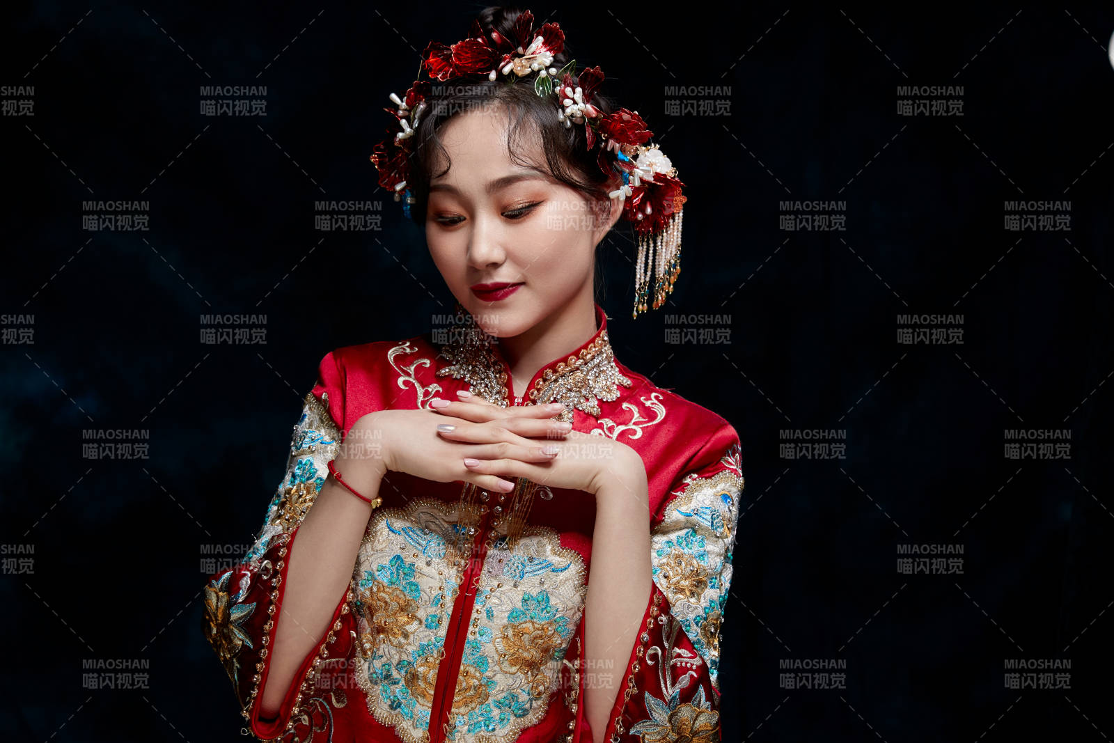 穿著中式秀禾服的亞洲少女