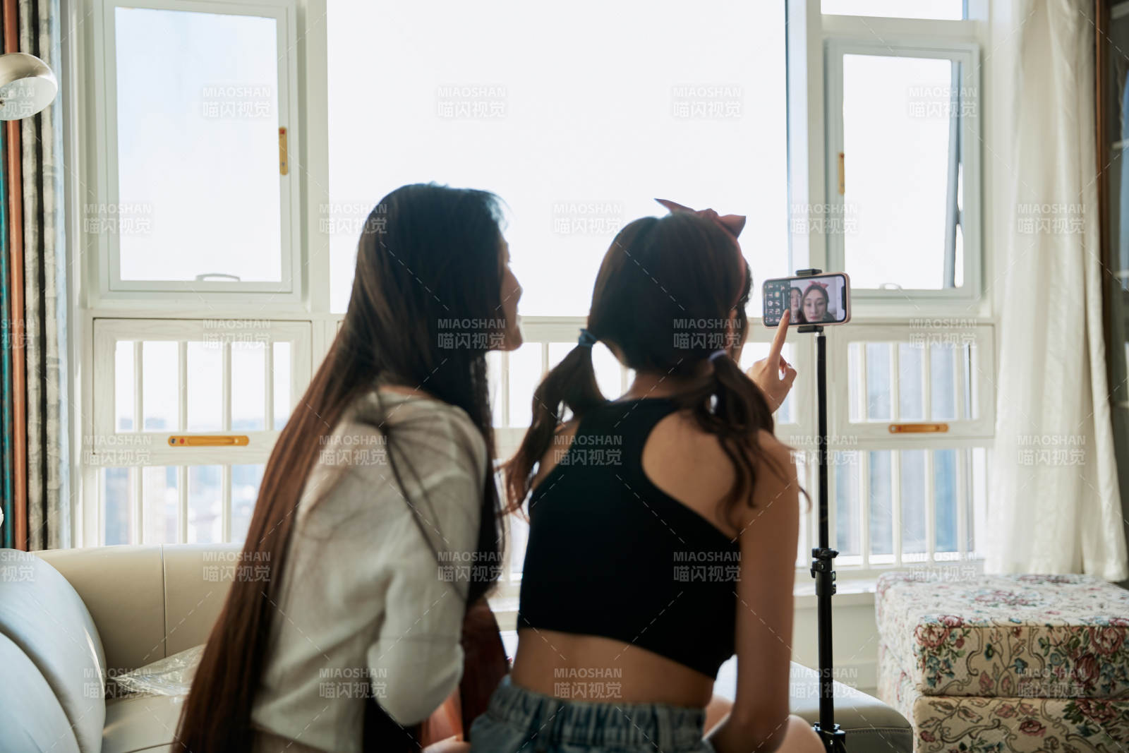 在家做主播直播的亚洲年轻闺蜜少女