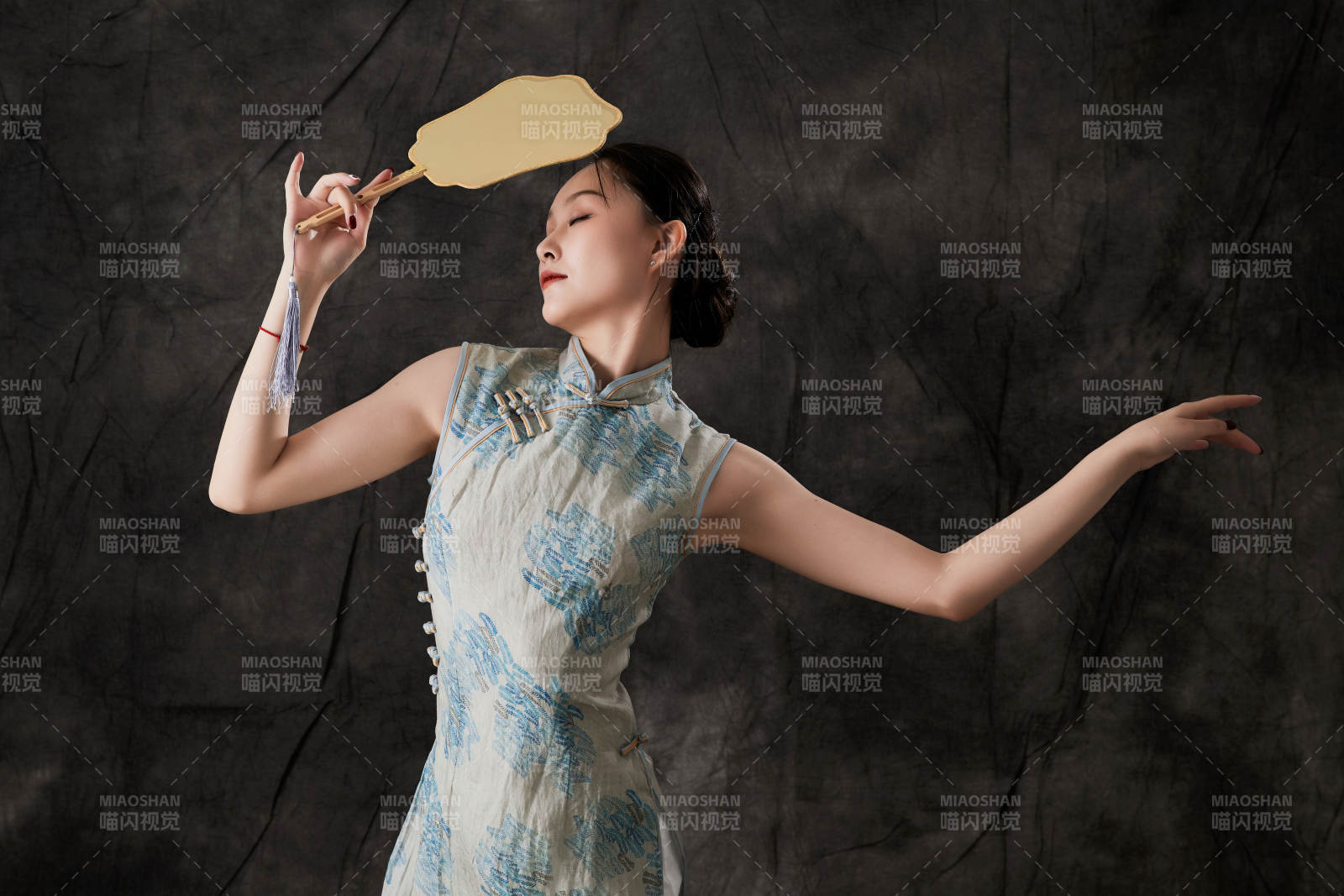 穿着中式旗袍的亚洲少女