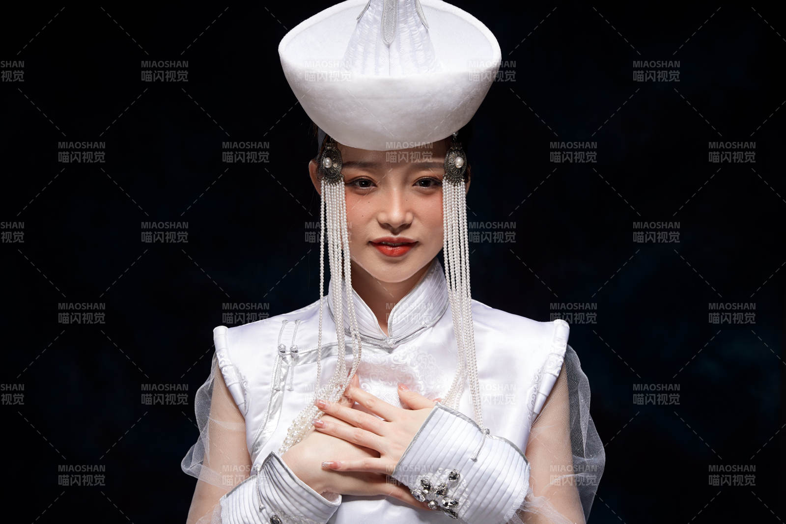 穿着蒙古族服饰的亚洲青年女性