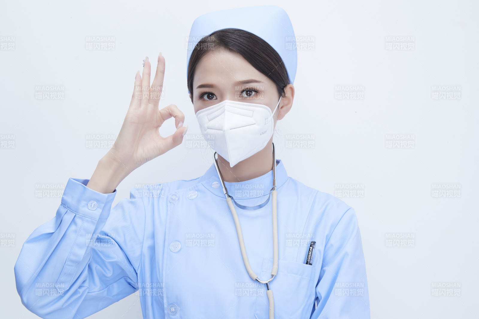 女性医护人员展示规范的口罩正确佩戴方式