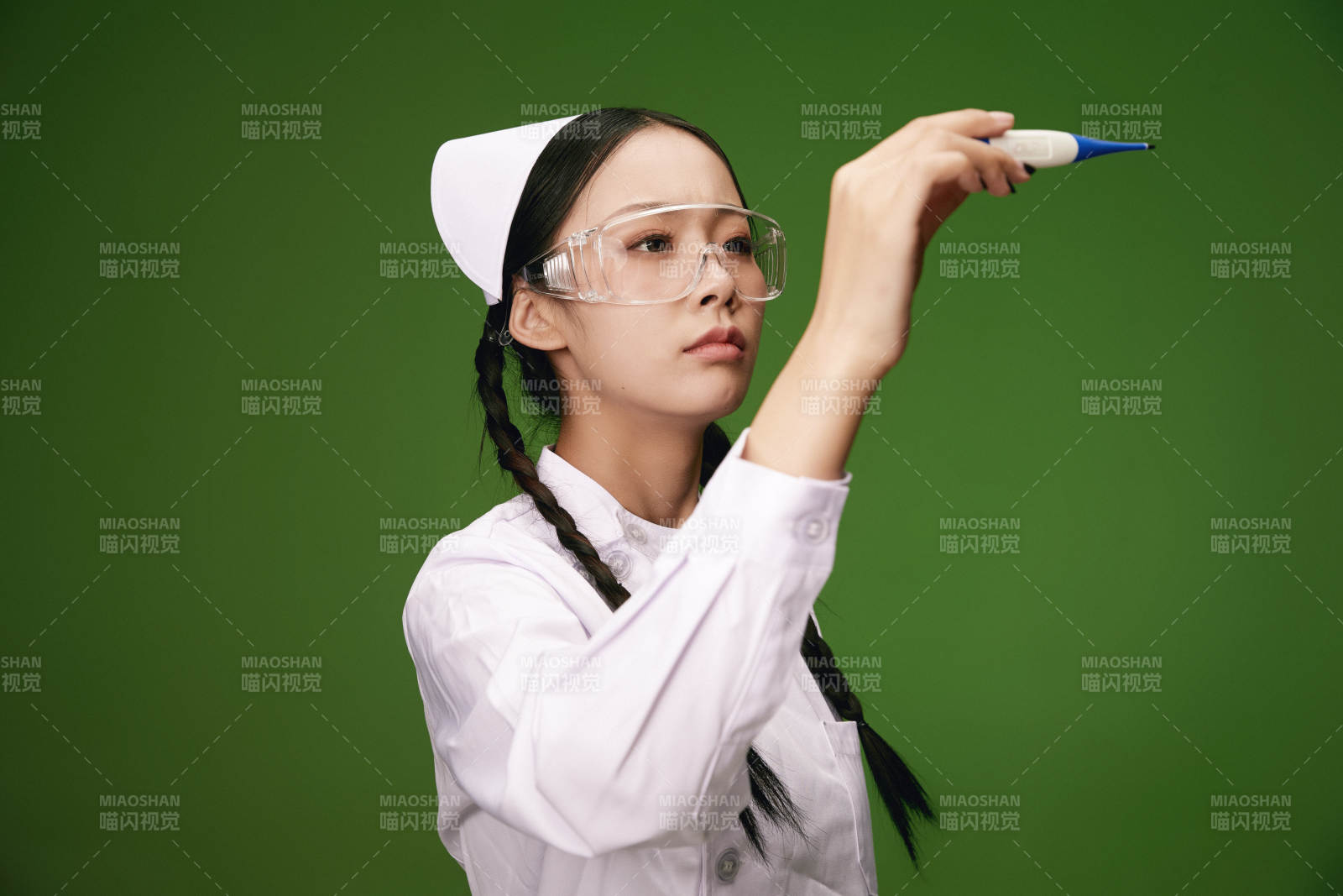 身穿白色护士服的年轻护士形象