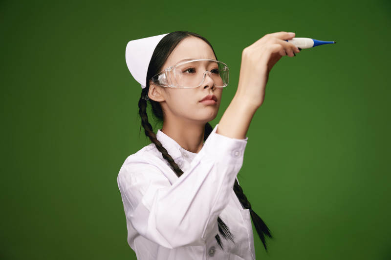 身穿白色护士服的年轻护士形象