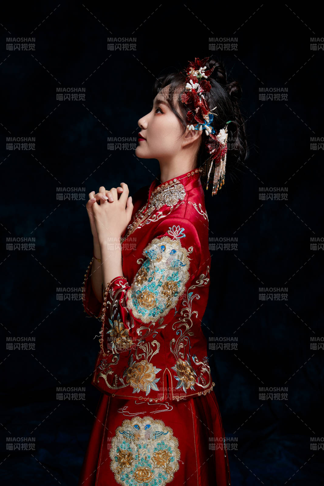 穿著中式秀禾服的亞洲少女