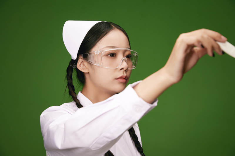 身穿白色护士服的年轻护士形象