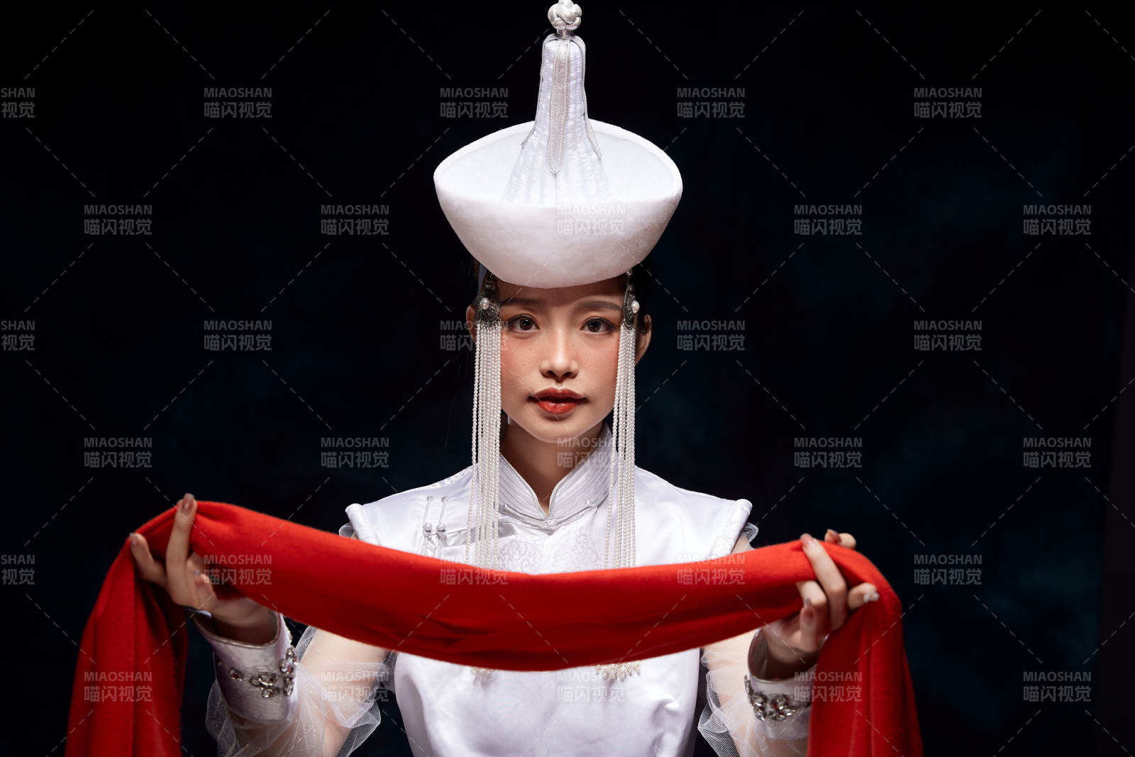 穿着蒙古族服饰的亚洲青年女性