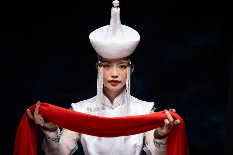 穿着蒙古族服饰的亚洲青年女性