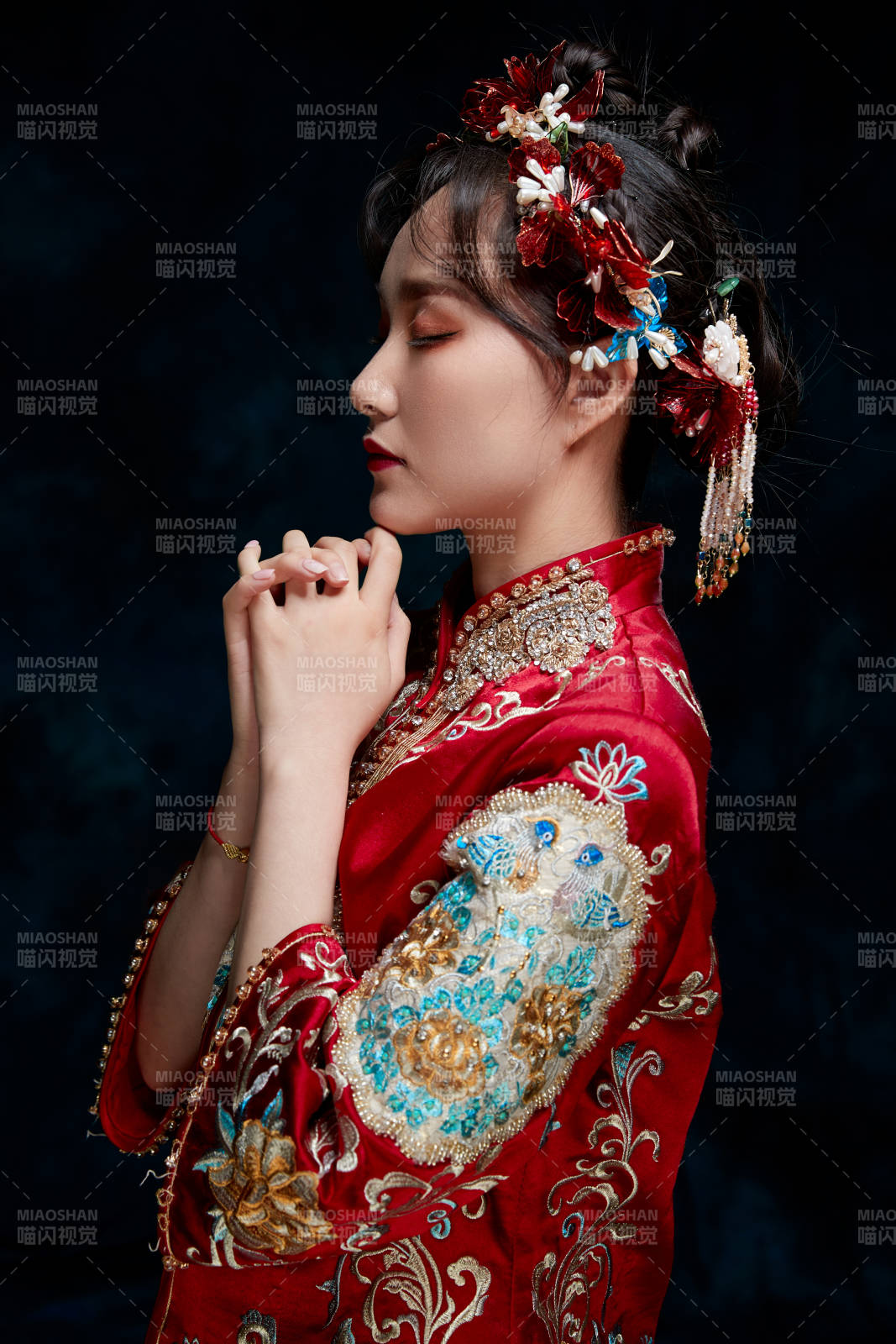 穿着中式秀禾服的亚洲少女