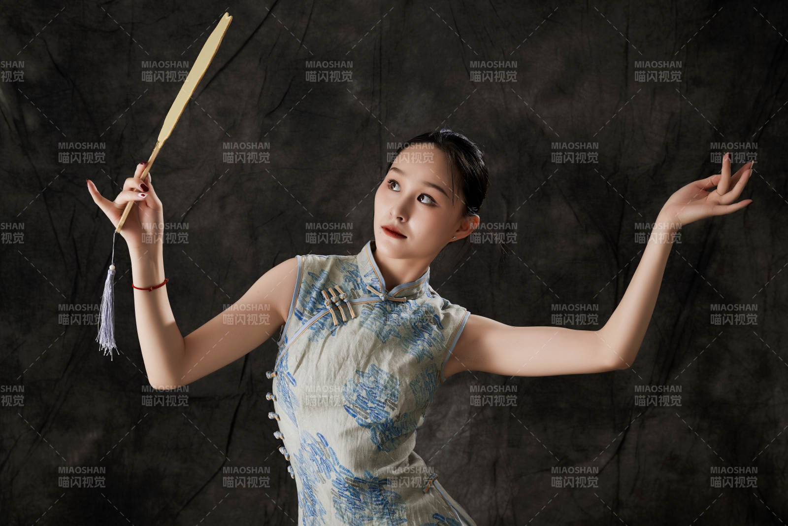 穿着中式旗袍的亚洲少女