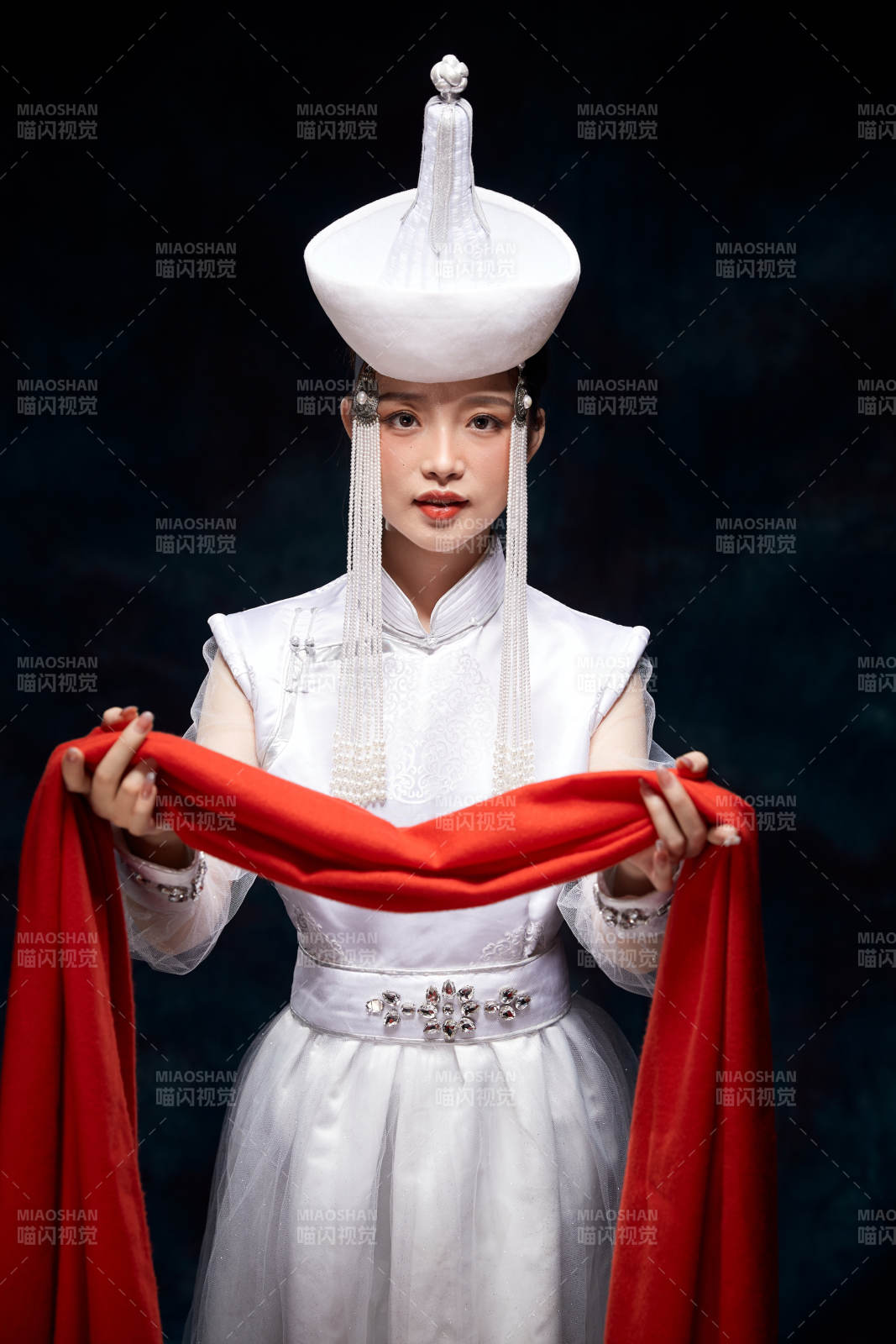 穿着蒙古族服饰的亚洲青年女性