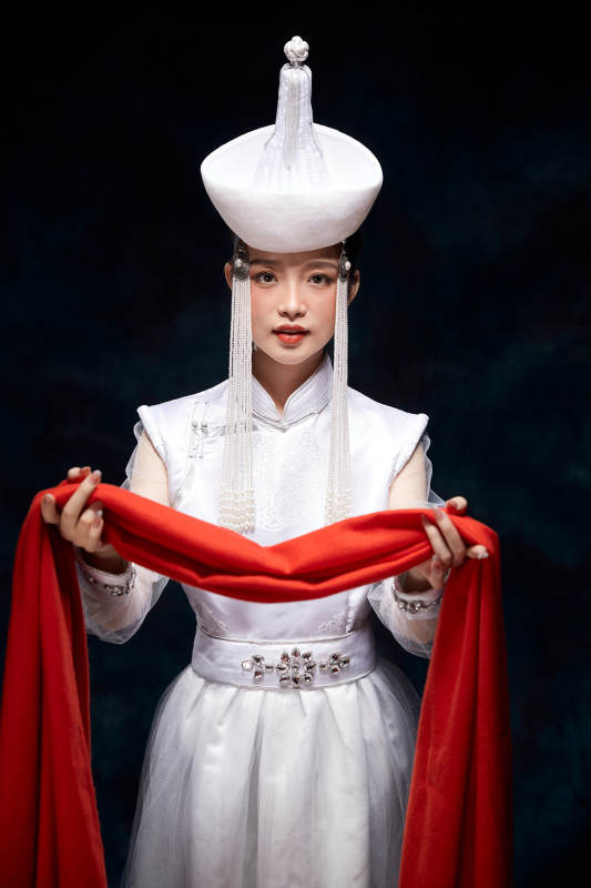 穿着蒙古族服饰的亚洲青年女性