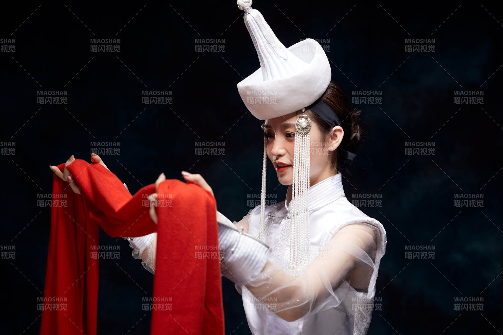 穿著蒙古族服飾的亞洲青年女性