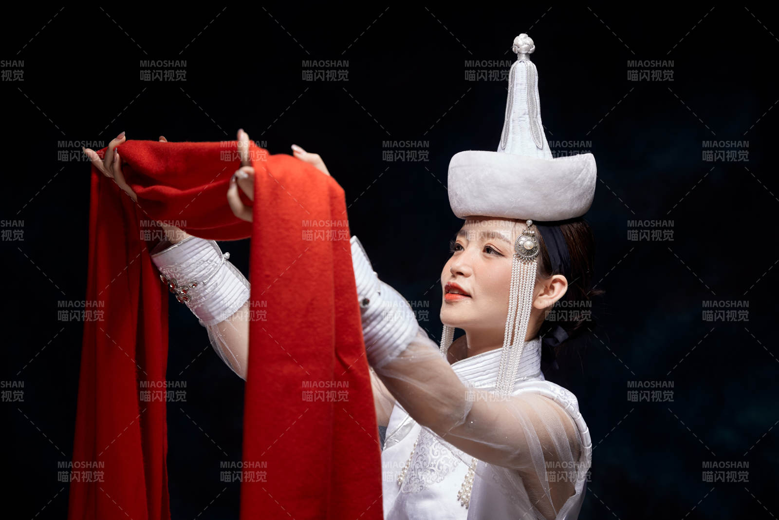 穿著蒙古族服飾的亞洲青年女性