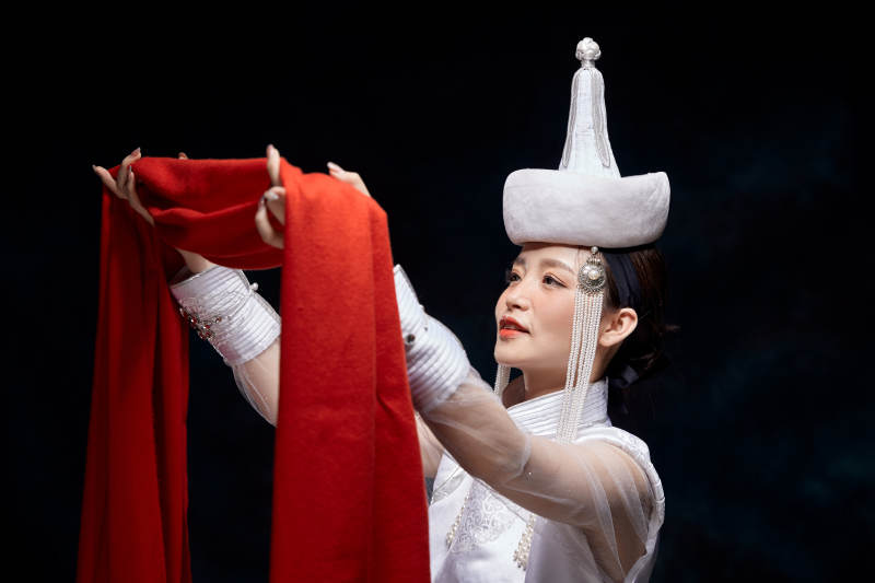 穿着蒙古族服饰的亚洲青年女性