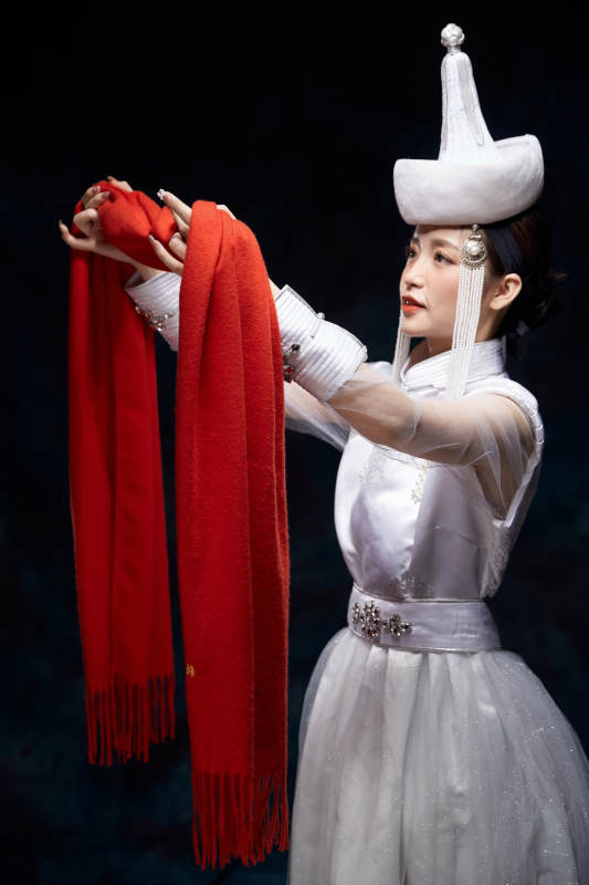 穿着蒙古族服饰的亚洲青年女性