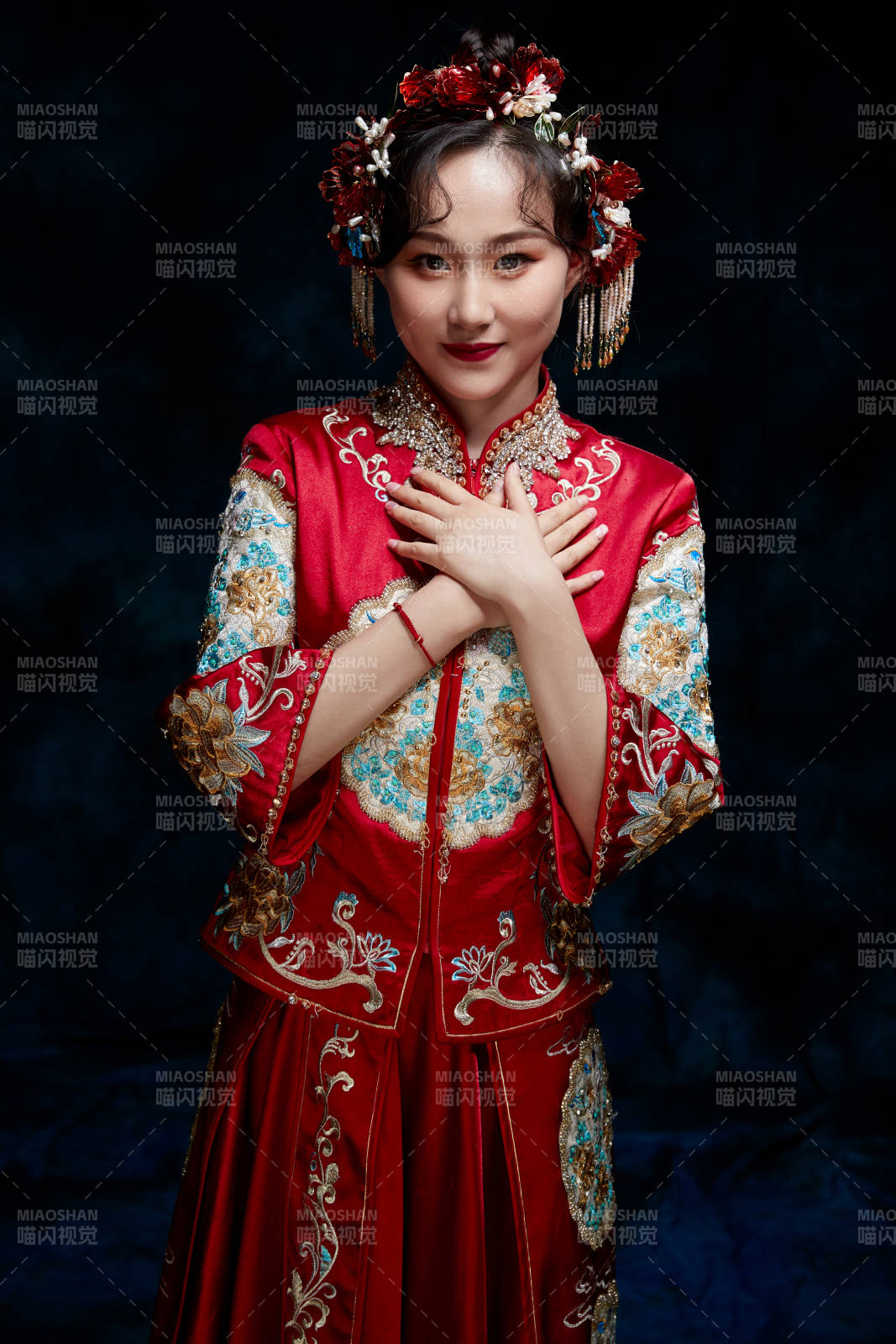 穿着中式秀禾服的亚洲少女