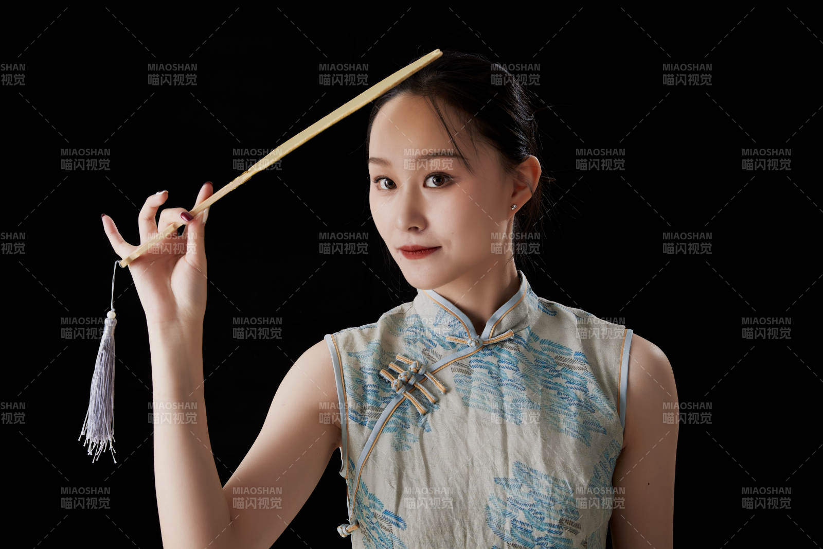 穿着中式旗袍的亚洲少女