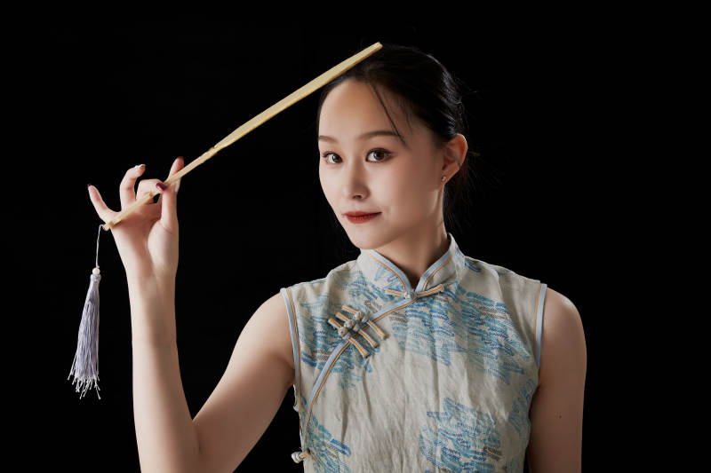 穿着中式旗袍的亚洲少女