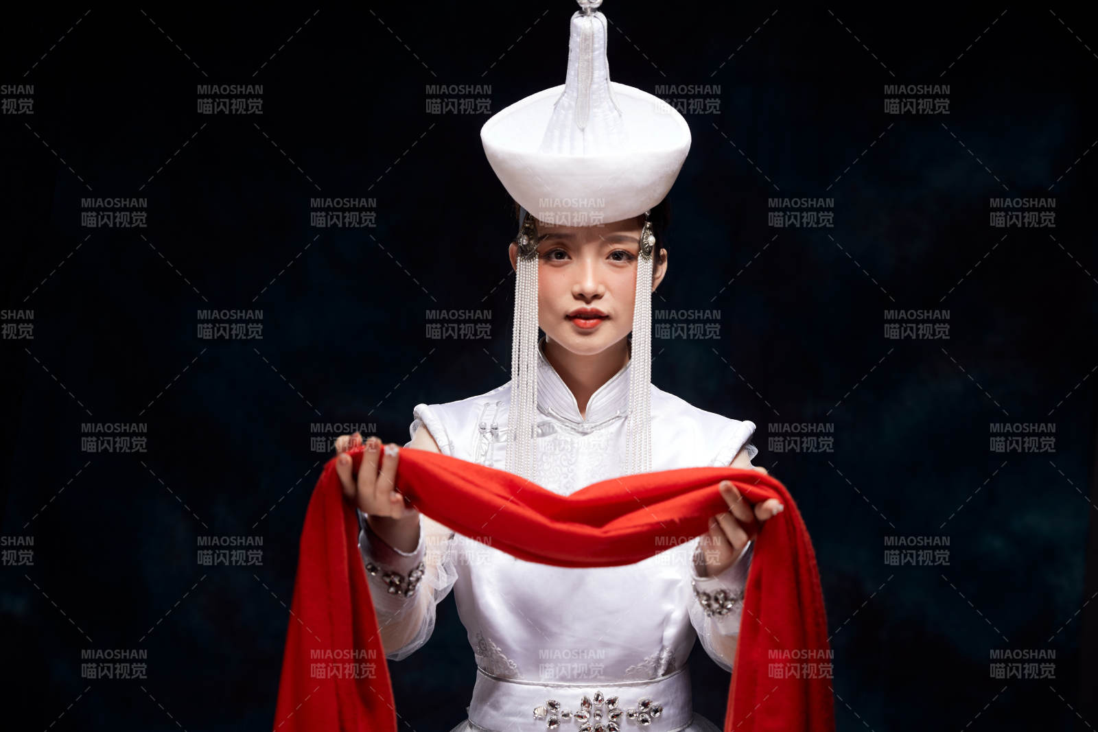 穿著蒙古族服飾的亞洲青年女性