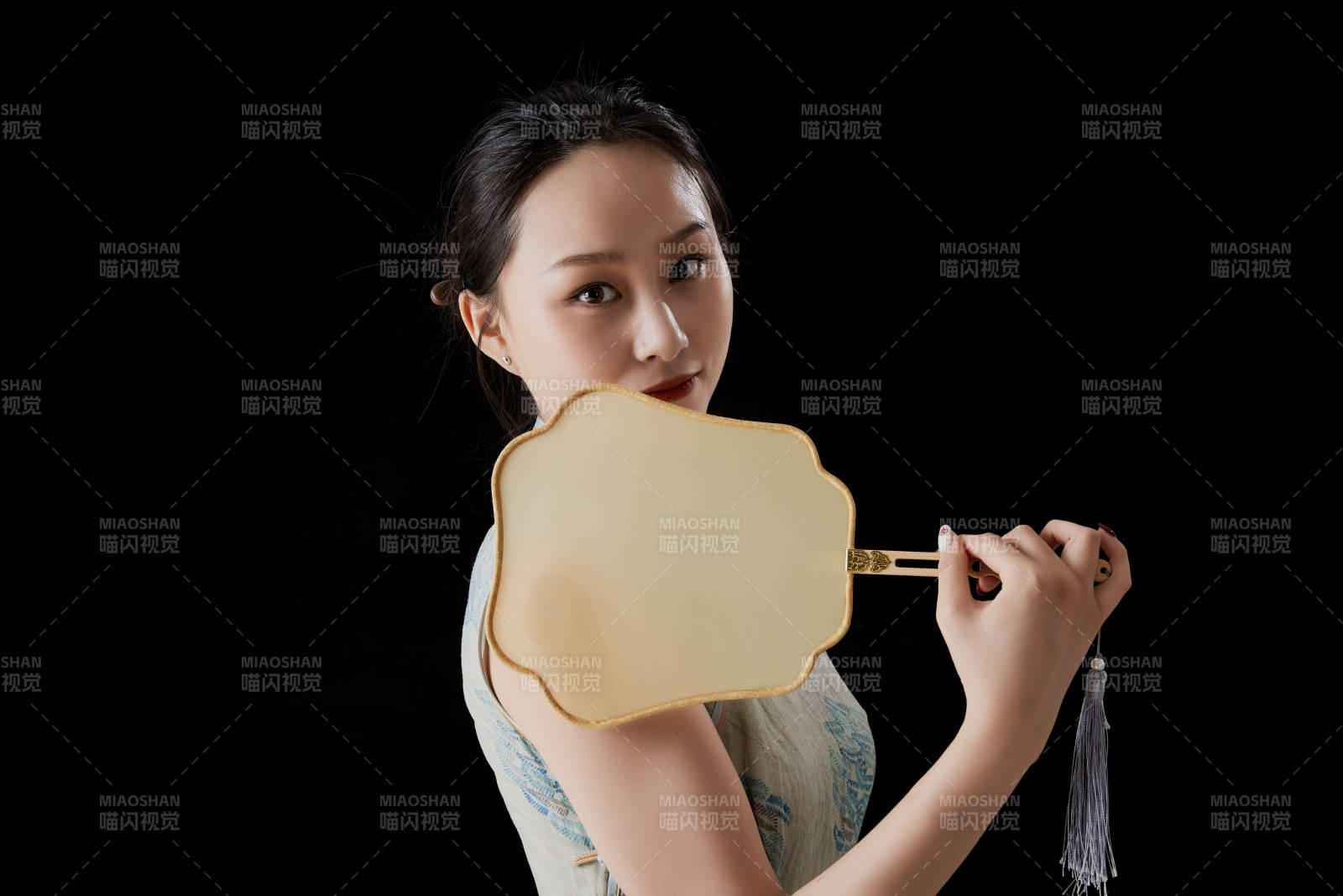 穿着中式旗袍的亚洲少女