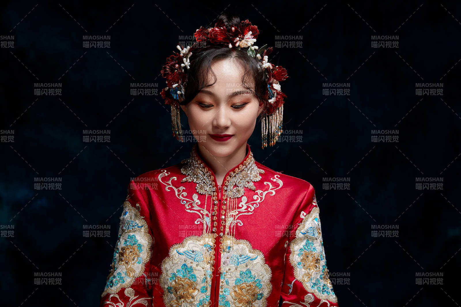 穿著中式秀禾服的亞洲少女