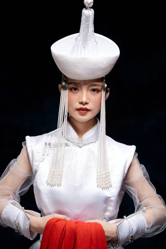 穿著蒙古族服飾的亞洲青年女性