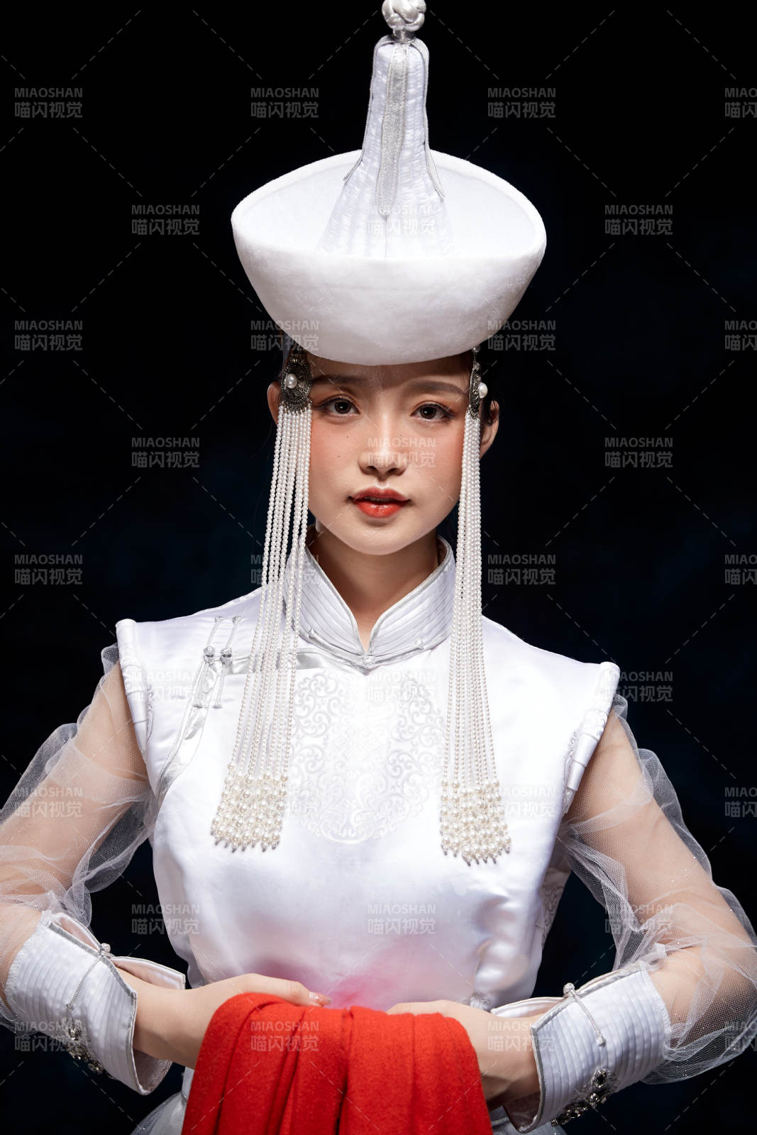 穿著蒙古族服飾的亞洲青年女性