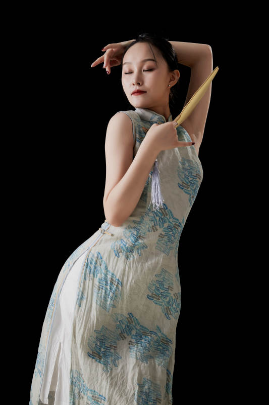 穿着中式旗袍的亚洲少女