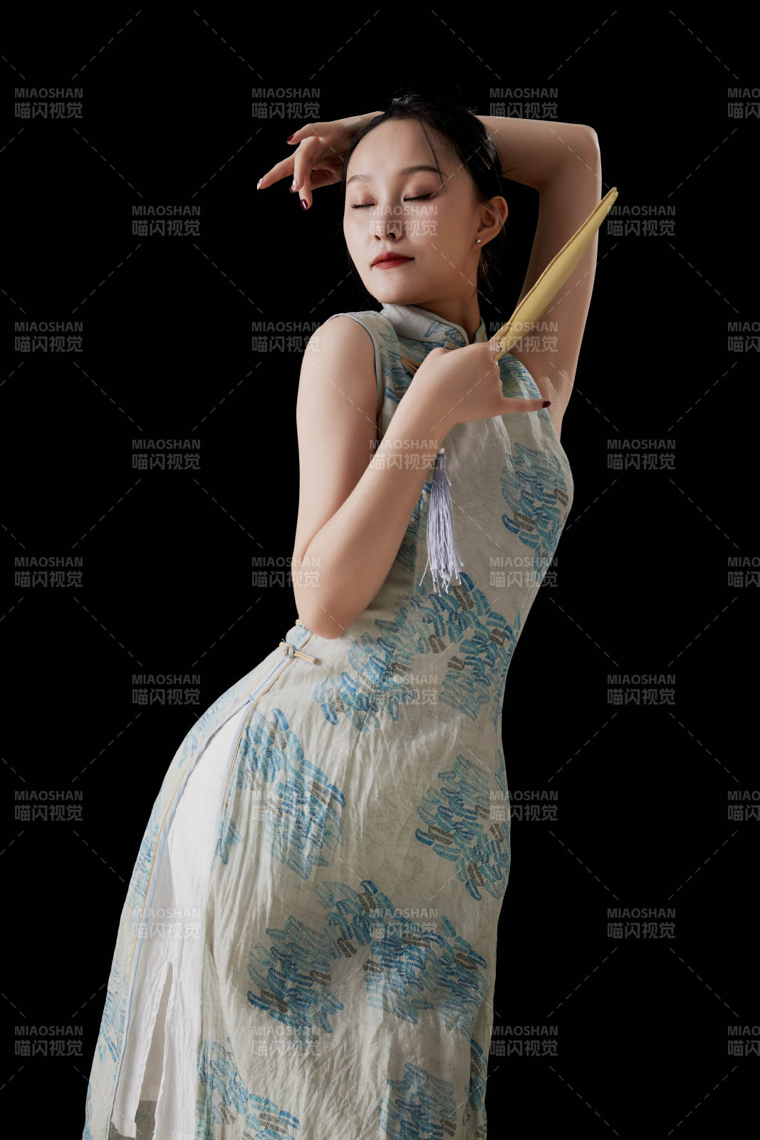 穿着中式旗袍的亚洲少女