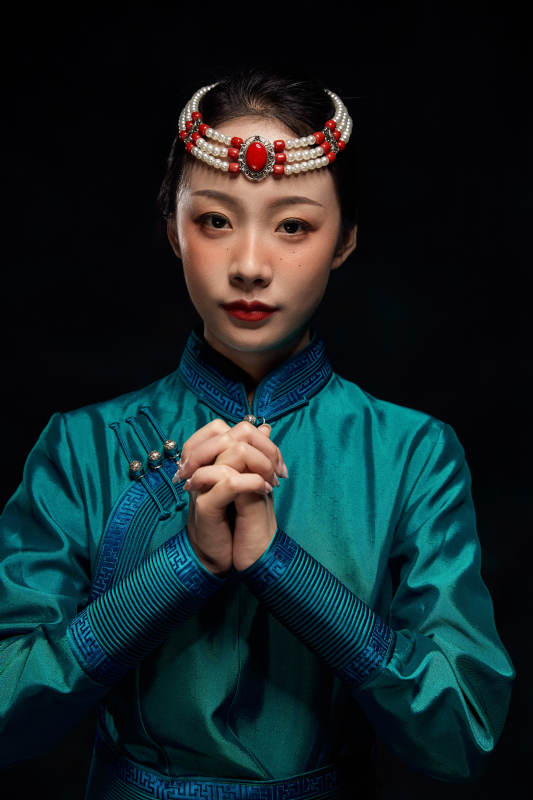 穿着蒙古族服饰的亚洲青年女性