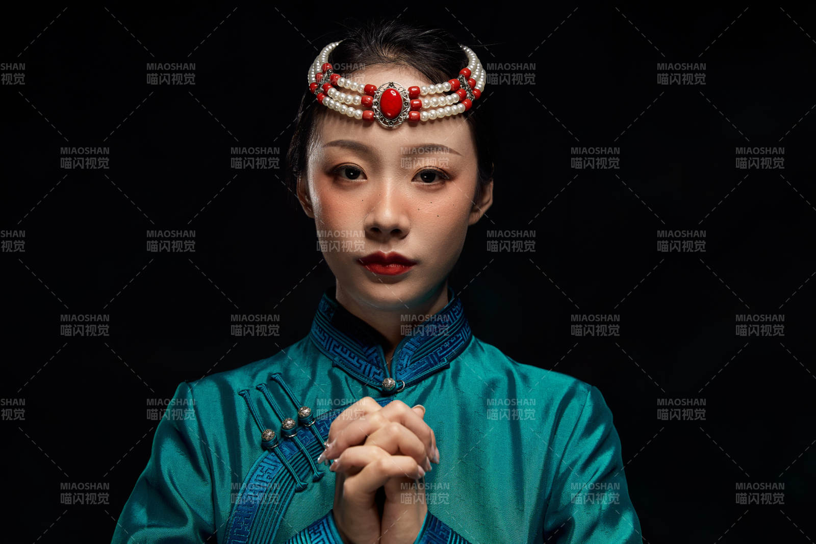 穿着蒙古族服饰的亚洲青年女性