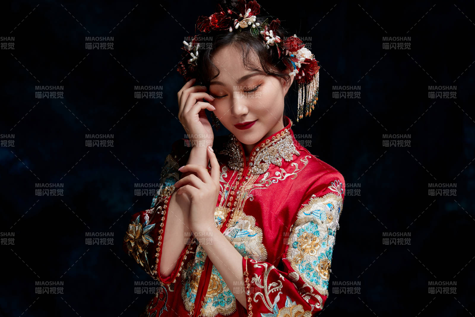 穿着中式秀禾服的亚洲少女