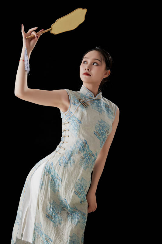 穿着中式旗袍的亚洲少女