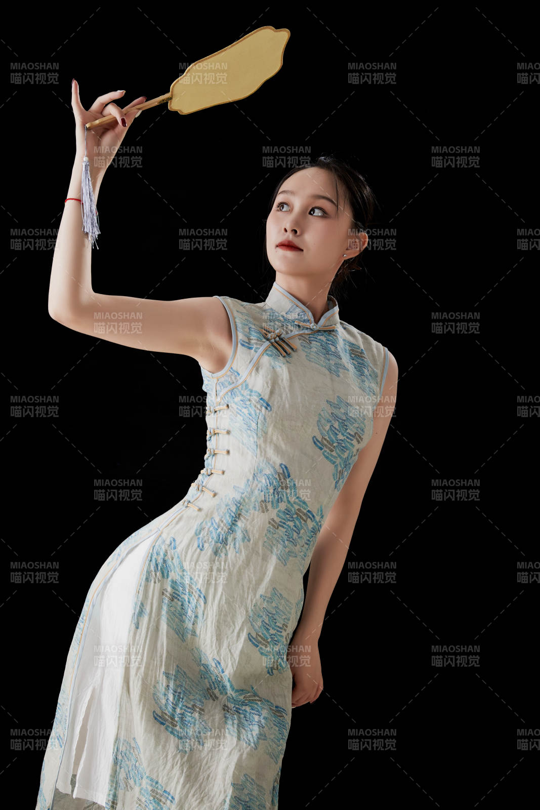 穿着中式旗袍的亚洲少女