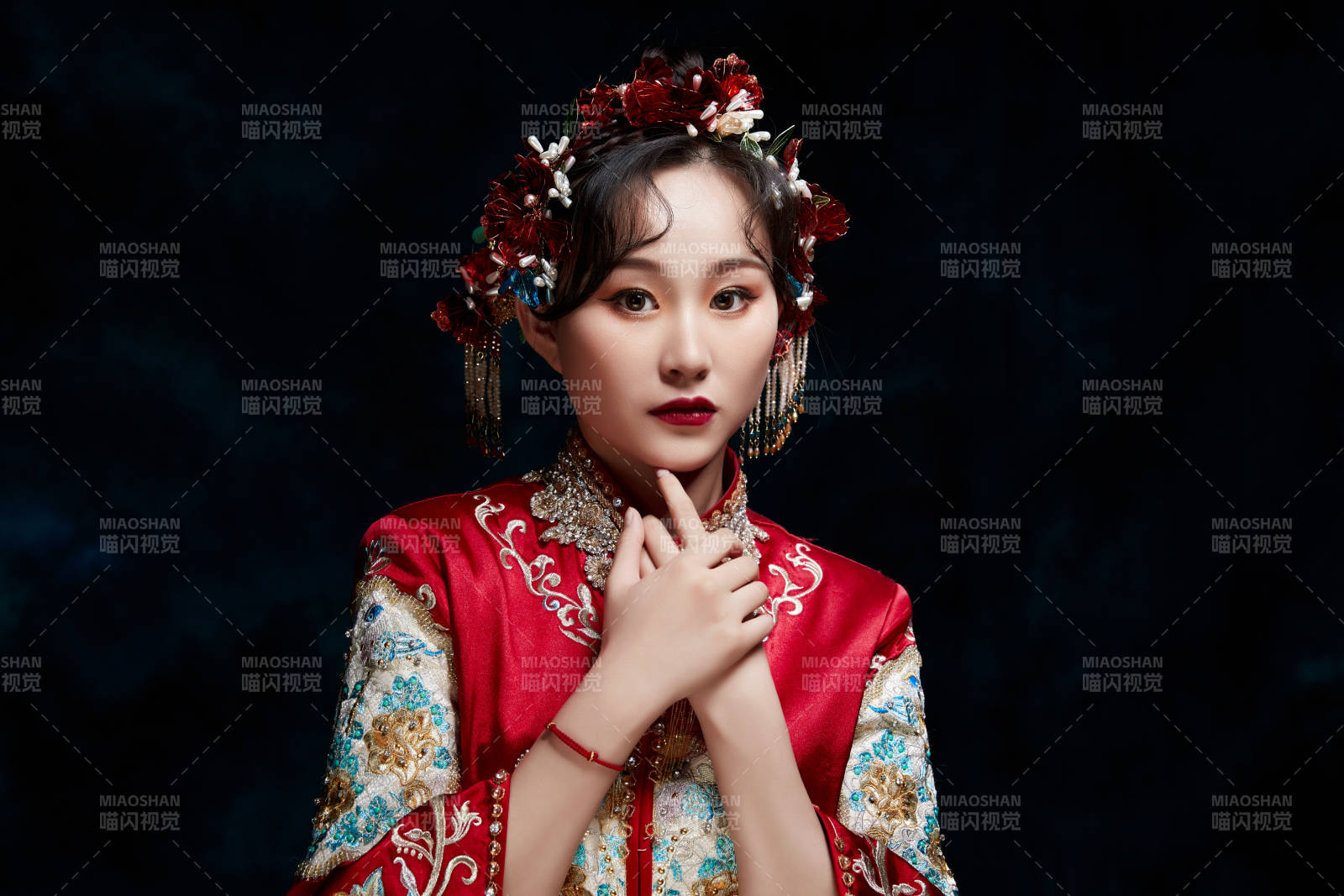 穿着中式秀禾服的亚洲少女