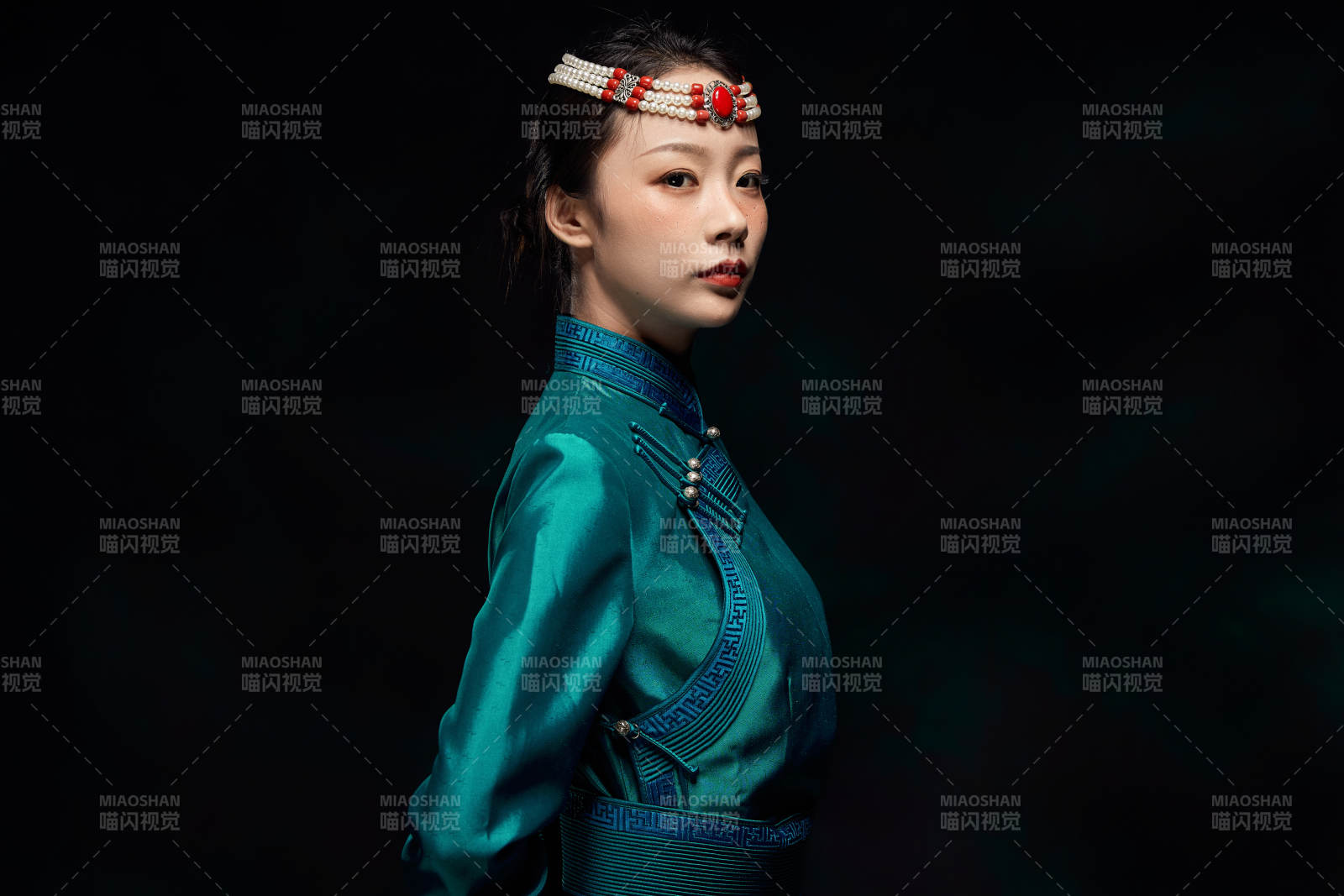 穿着蒙古族服饰的亚洲青年女性