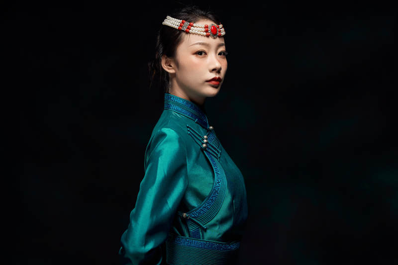 穿着蒙古族服饰的亚洲青年女性