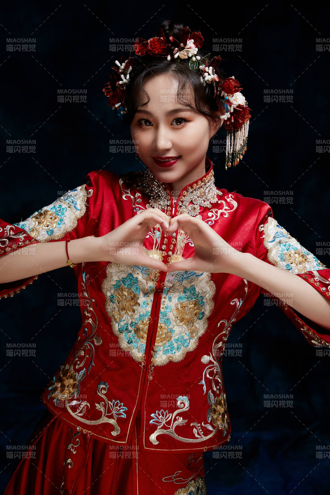 穿着中式秀禾服的亚洲少女