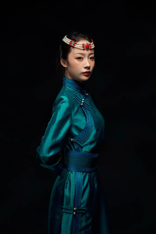 穿着蒙古族服饰的亚洲青年女性