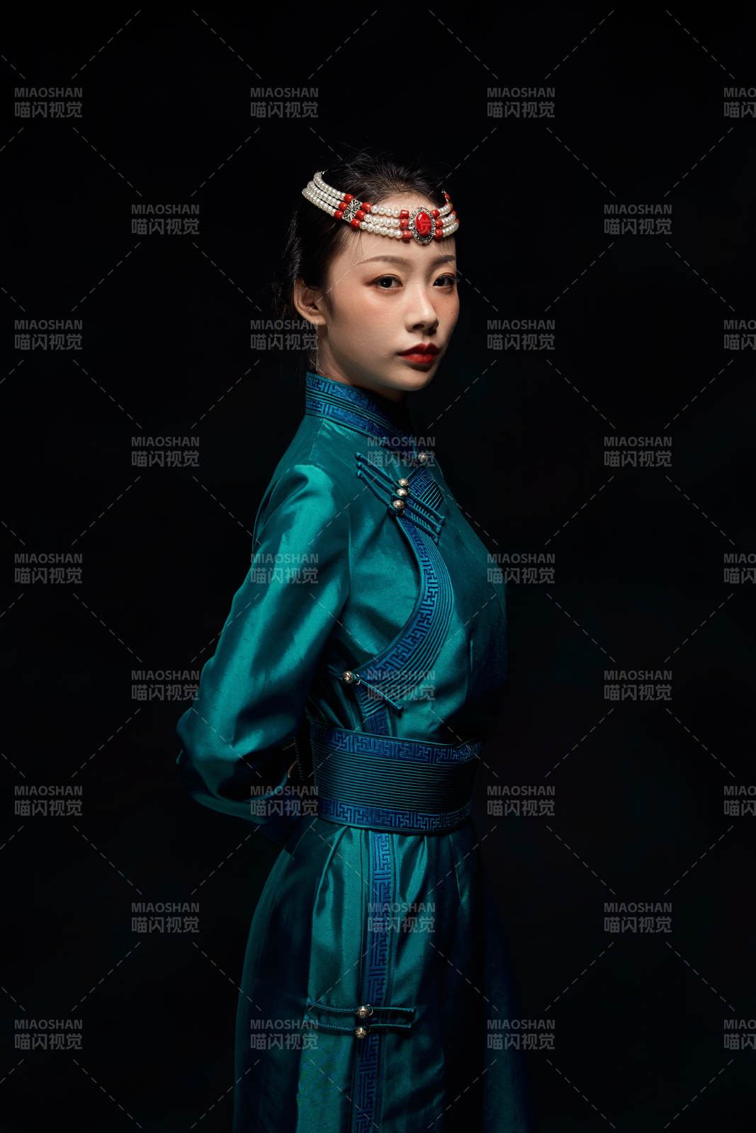 穿着蒙古族服饰的亚洲青年女性