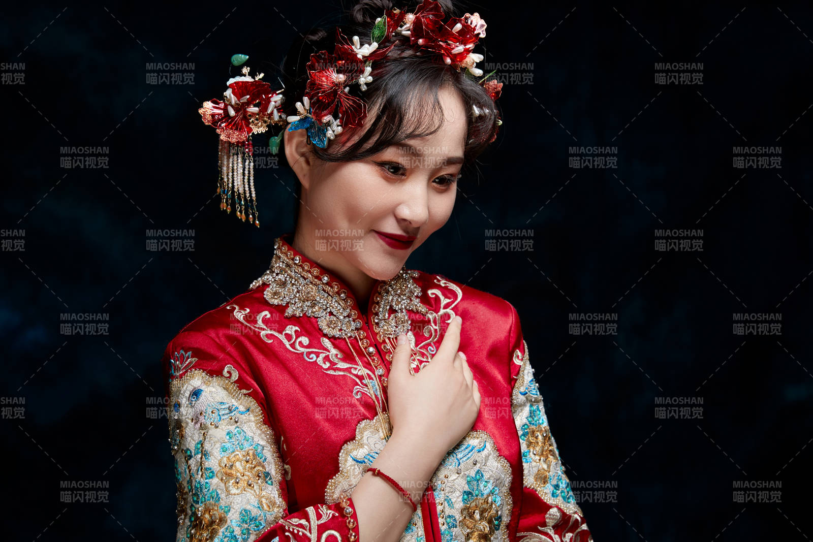 穿着中式秀禾服的亚洲少女