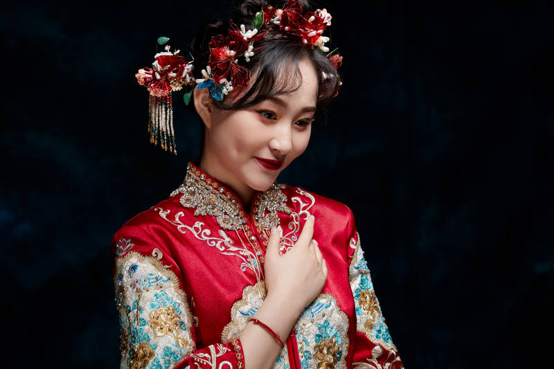 穿着中式秀禾服的亚洲少女