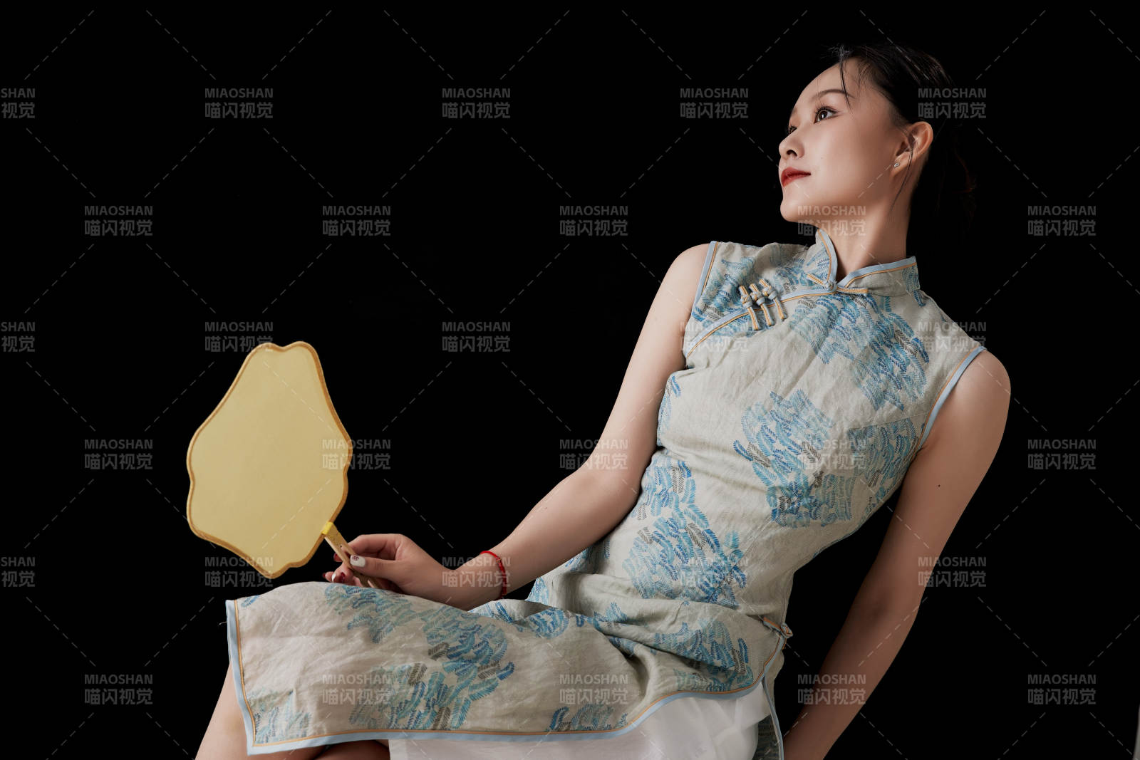 穿着中式旗袍的亚洲少女