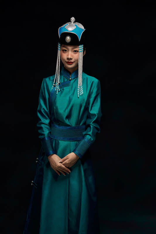 穿着蒙古族服饰的亚洲青年女性