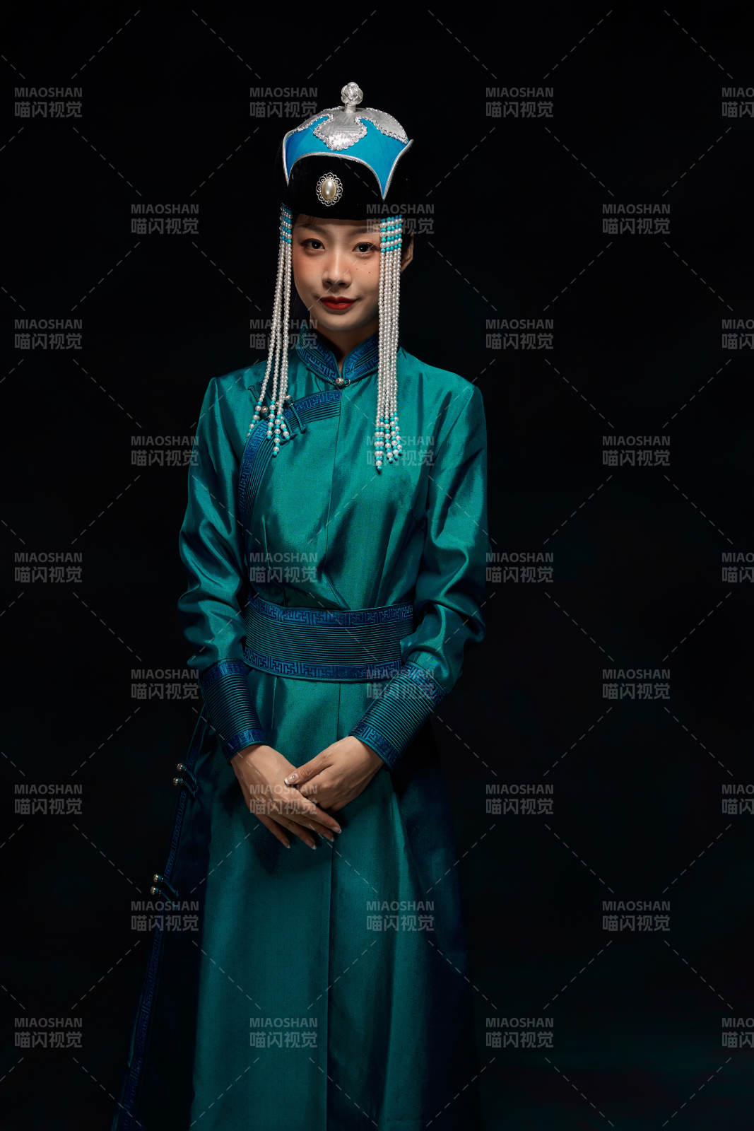 穿着蒙古族服饰的亚洲青年女性