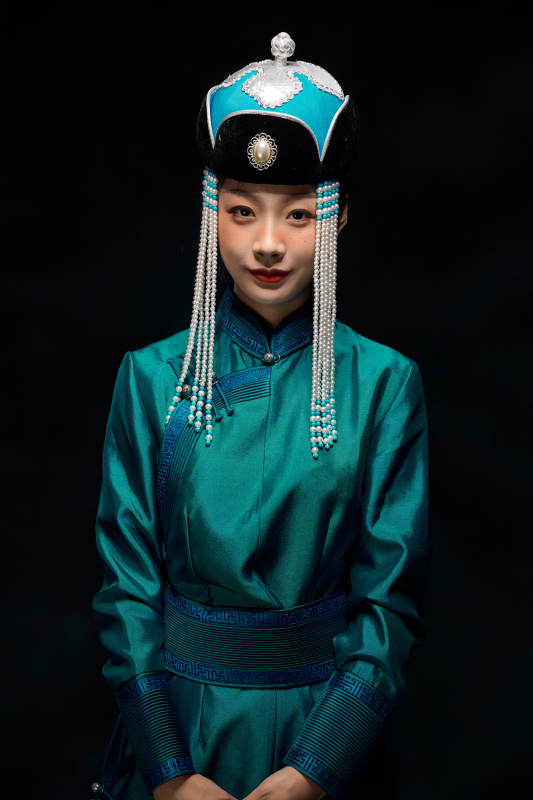 穿着蒙古族服饰的亚洲青年女性